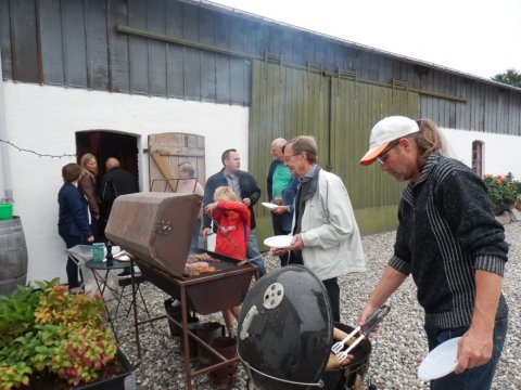 Grill på gårdspladsen